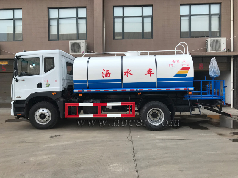東風(fēng)D9 10方保溫?zé)崴\(yùn)輸車(chē)