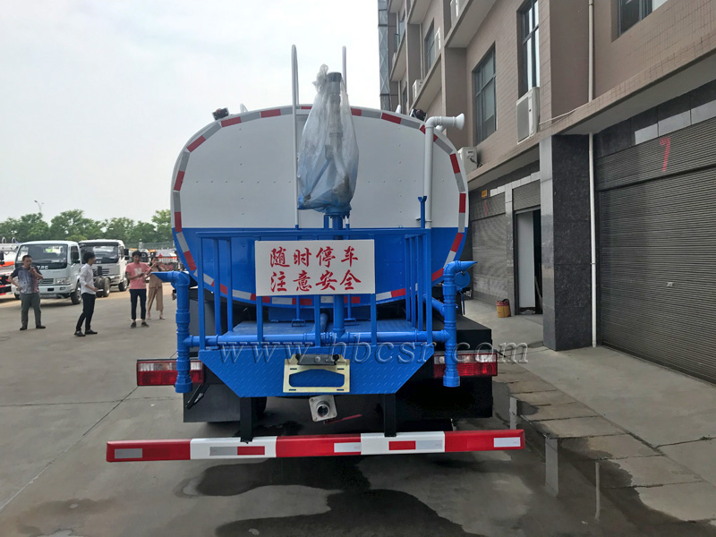 東風(fēng)多利卡D9保溫運(yùn)水車(chē)