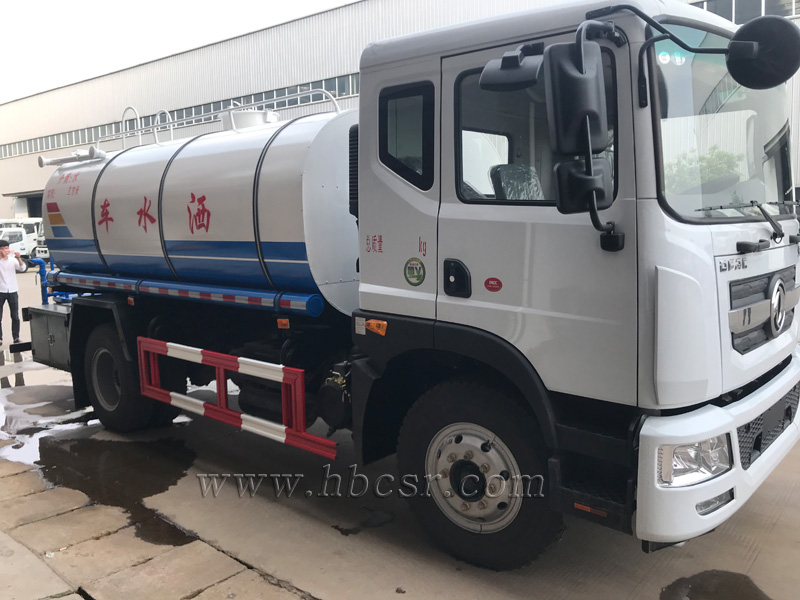 國(guó)五排放東風(fēng)D9保溫運(yùn)水車(chē)