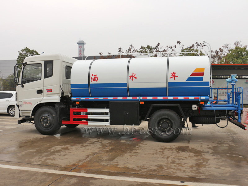 東風(fēng)專(zhuān)底10噸保溫?zé)崴\(yùn)輸車(chē)